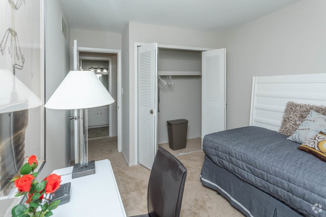 2BR, 1.5BA - 1,039 SF