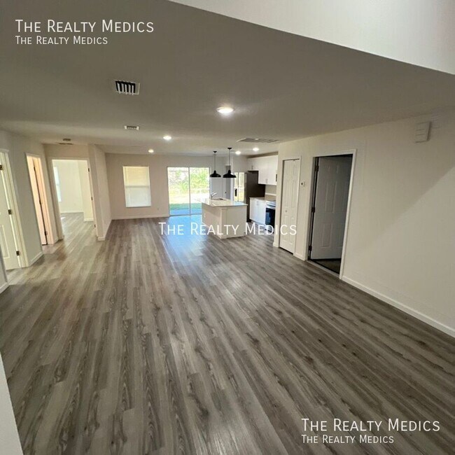 Photo - 182 Hillock Ave NW