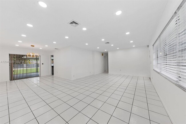 Photo - 945 NE 176th St