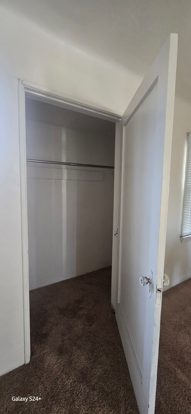 Main closet - 713 W 74th St Unidad 1