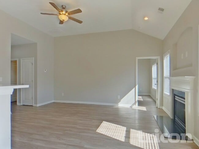 Photo - 112 Oldham Way