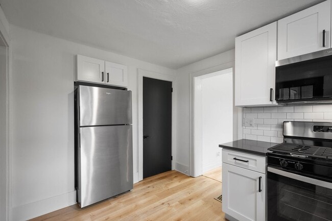 Photo - AVAILABLE NOV 1ST! FULLY RENOVATED 1-bedro...