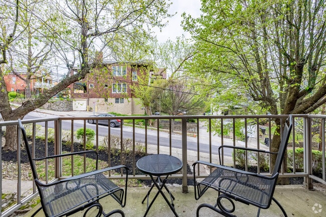 1BR, 1BA - 675SF - Balcony - Bellevue House Apartments