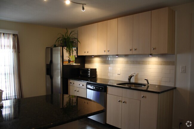 Building Photo - 8 Adamson St Rental