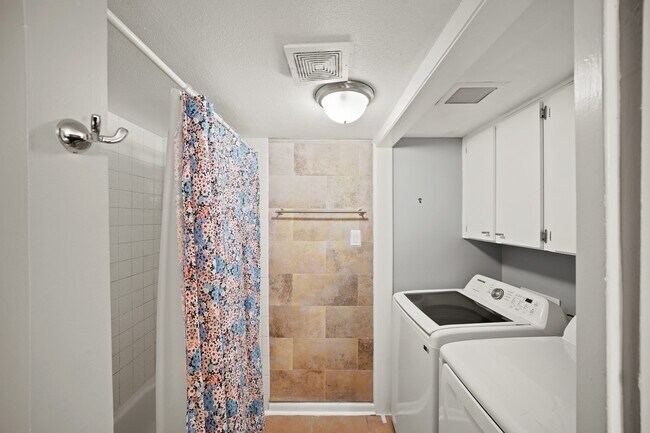 Building Photo - 8517 Hearth Dr Unit 5 Rental