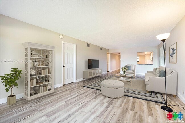 Building Photo - 1036 US-1 Unit 216 Rental