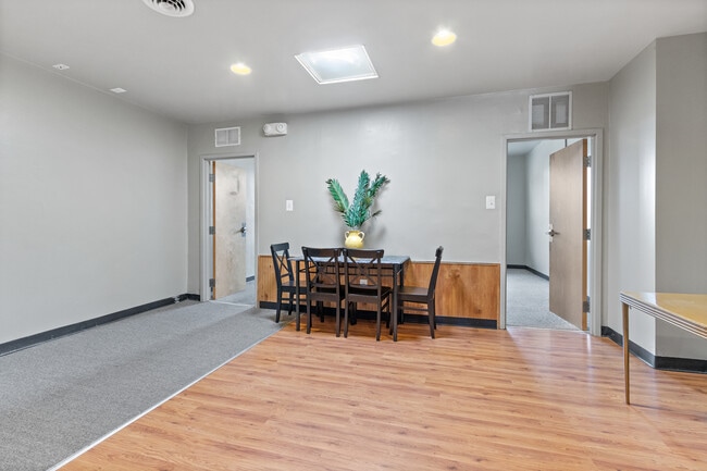 Building Photo - 1428 Cecil B Moore Ave Unit Apartment #2