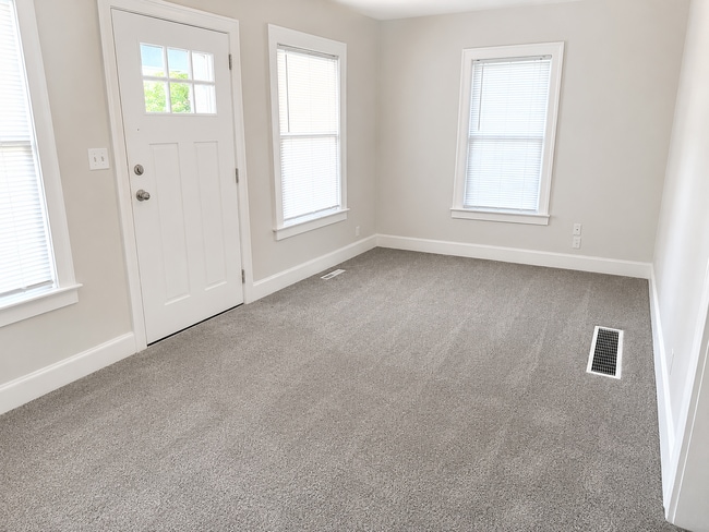 Building Photo - Cute Two Bedroom Home