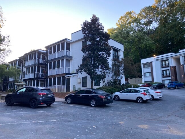 Unidad exterior - Zona de aparcamiento - 1445 Monroe Dr NE Unidad A8