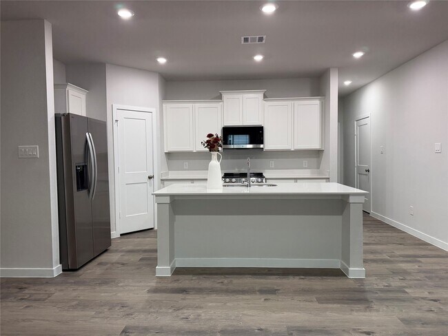 Photo - 533 Shoreview Dr