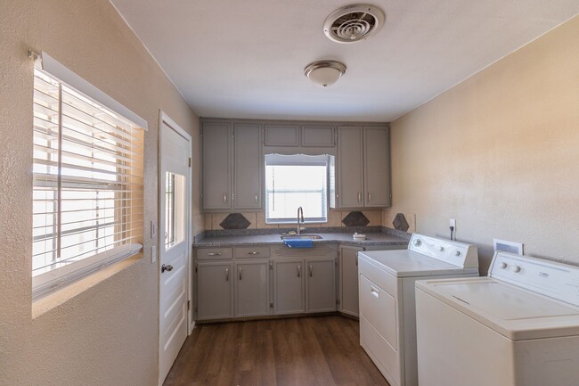 Photo - Cozy 3 Bed 2 Bath Home - Pets on Owner App...