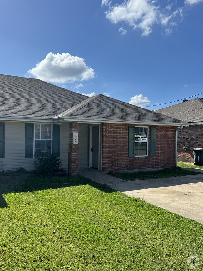 Building Photo - 1743 N Tallowood Dr Rental