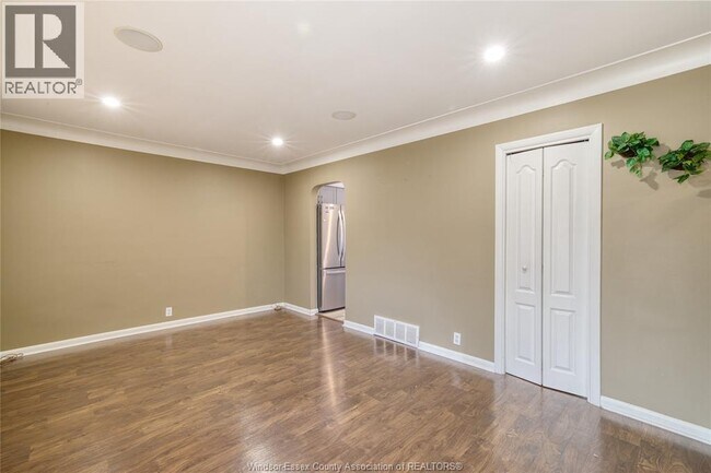 Photo - 3858 Hillcrest Blvd