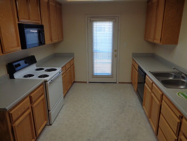 Photo - 1080 Courtyard Dr