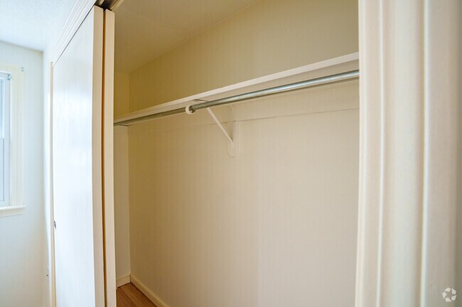 2BR, 1.5BA - 1,700SF - Closet