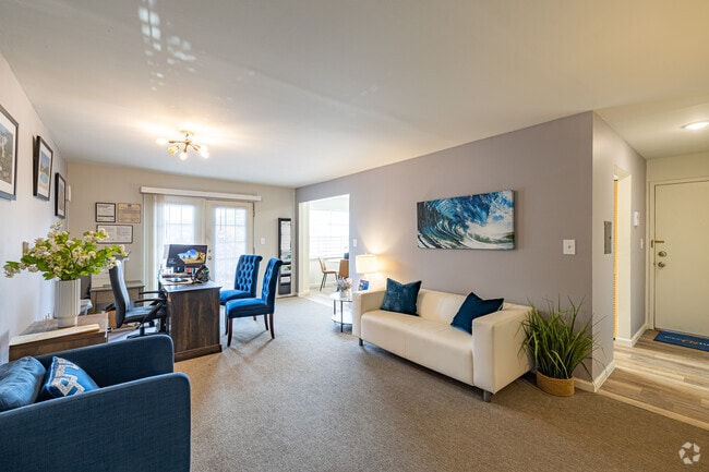 2BR, 2BA - 1,190SF - Living Room