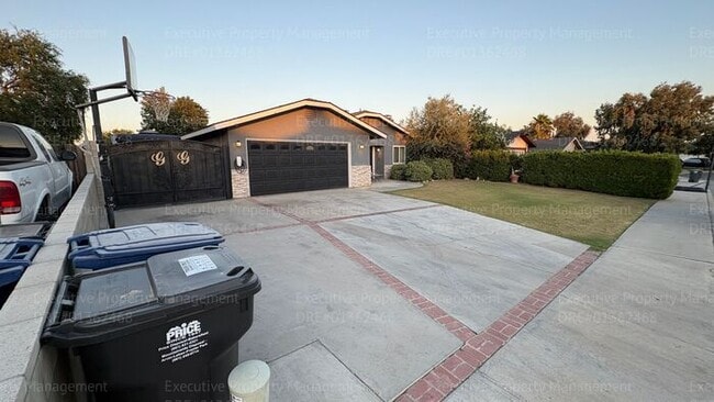 Photo - 3 bedroom 2 bathroom home with pool and near shopping centers.