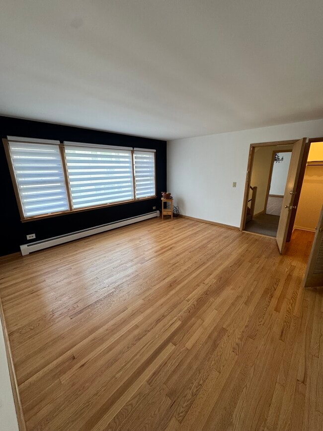 Building Photo - 6331 W Devon Ave Unit 2F