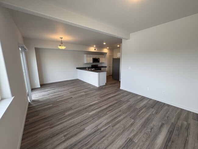 Photo - 1631 Elsie Jean Trl