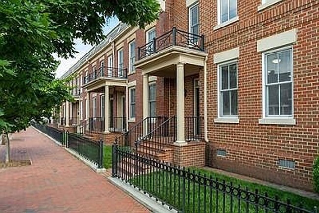 Spacious 3-Bedroom Apt on Cary St. - Spacious 3-Bedroom Apt on Cary St.