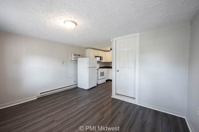 Photo - "Charming 1-Bedroom Retreat in Greenfield – Cozy 400 sqft Haven!" Unit Apt 10