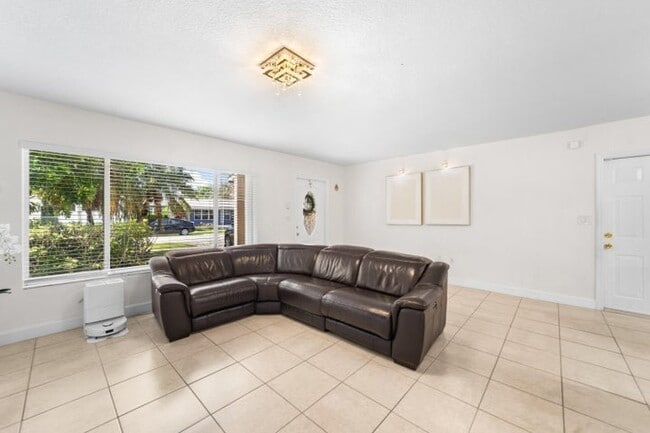 Photo - 795 SE 17th St