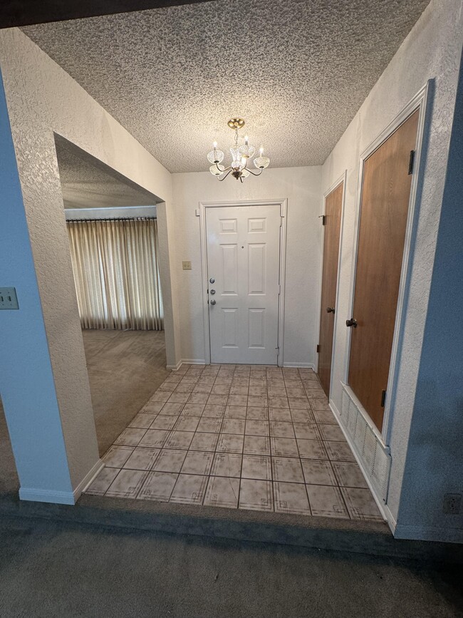 206 Redwood Cir