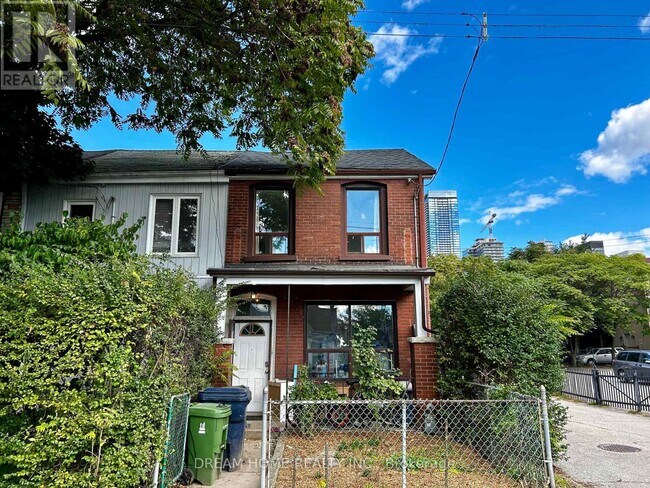 Photo - 107 Huron St