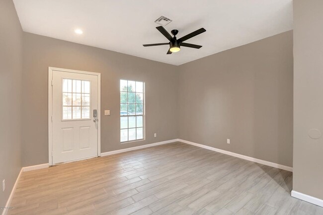 Photo - 1600 N Saba St