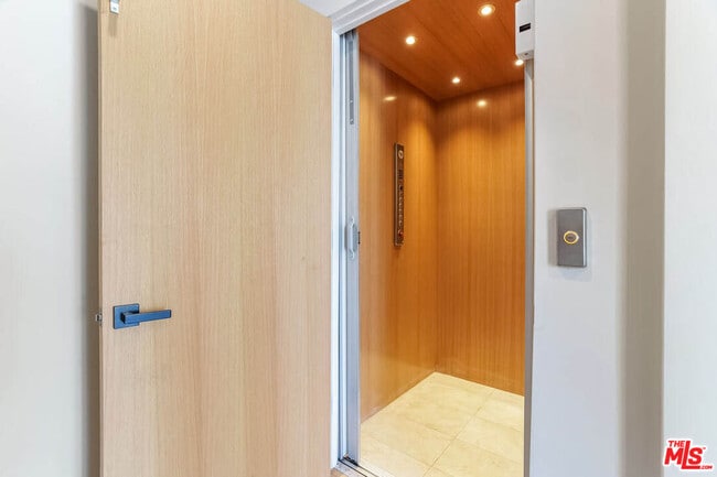 Photo - 1863 Barry Ave