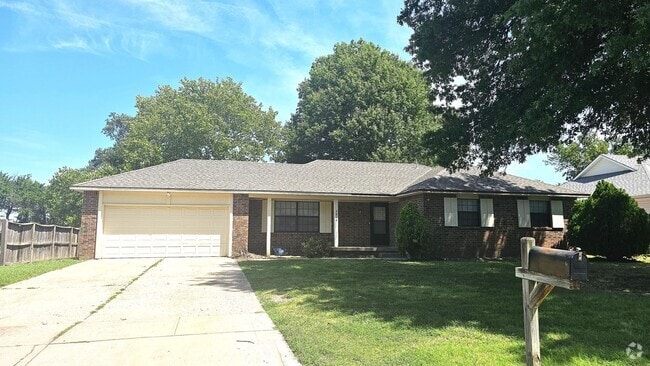 Building Photo - Massive 4 bed 2 bath home for rent