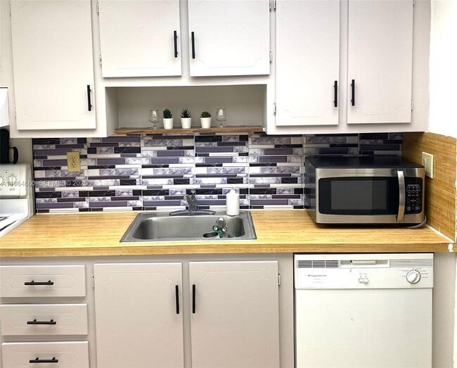 Building Photo - 240 Lakeview Dr Unit 306