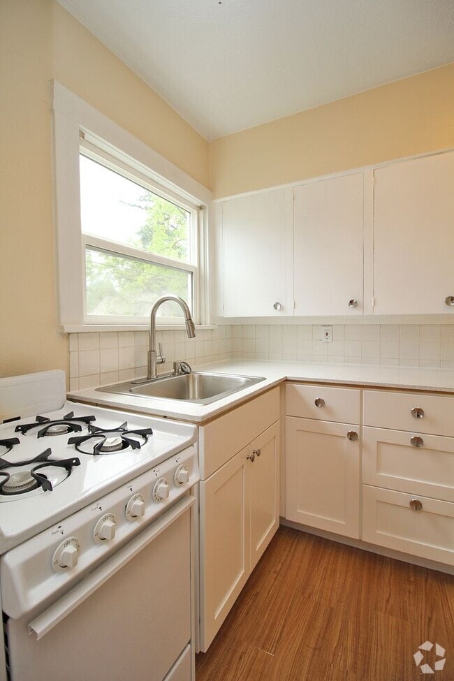 Building Photo - 7630 SE Woodstock Blvd Rental