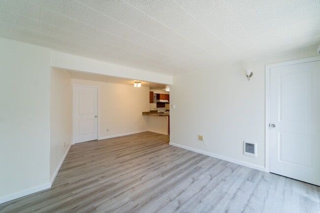 Photo - Davisson Tri-Plex Unidad 10806 Davisson Road SW