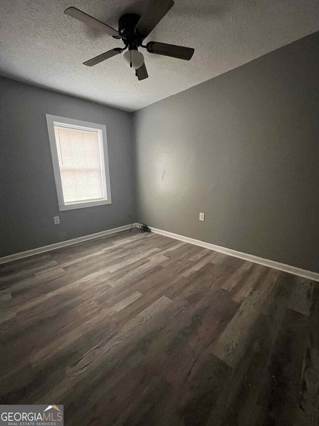 Photo - 2062 Mutual Ave