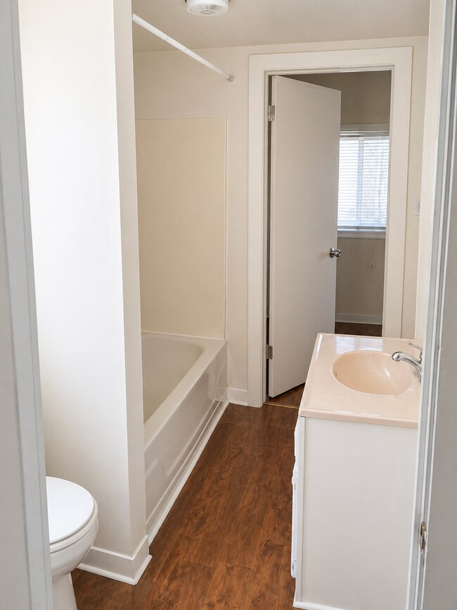 Photo - ***South Side Duplex Apartment For Rent * Pet Friendly * Walk to E. Carson St. * Available Now * ... Unidad 1