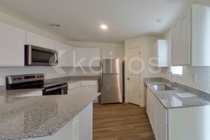 Photo - 1010 Kaye St E