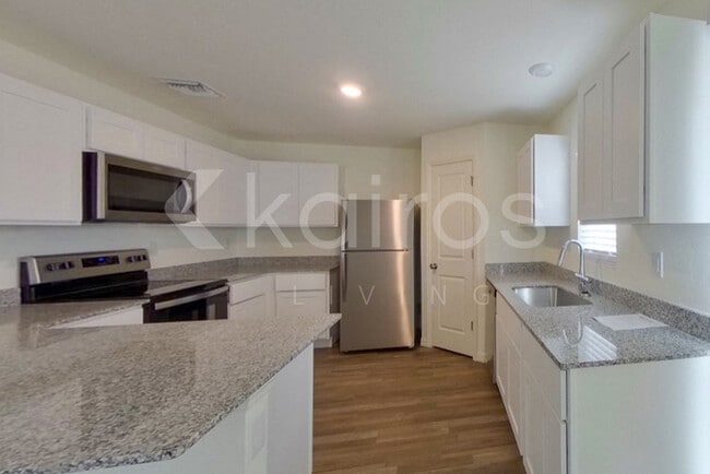 Photo - 1010 Kaye St E