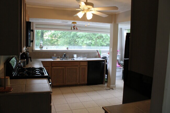 Kitchen - 2354 Hollyridge Dr SW