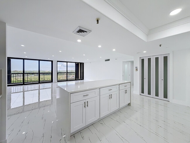 Building Photo - 2480 Presidential Way Unit 902