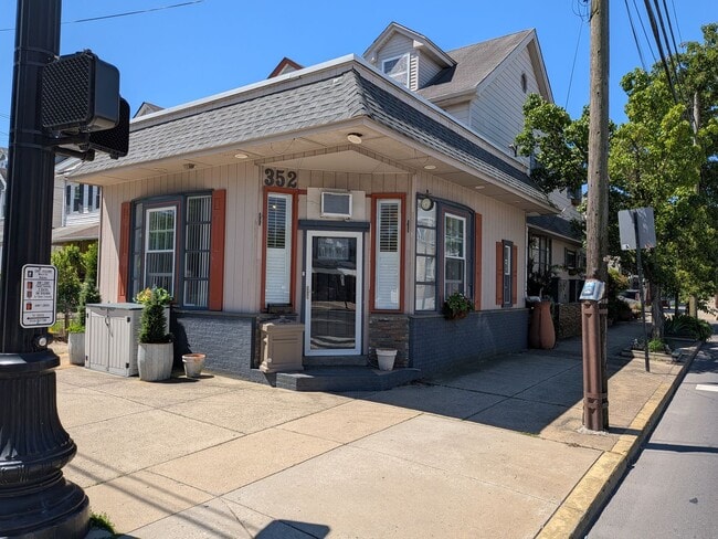 Building Photo - 352 Jefferson Ave
