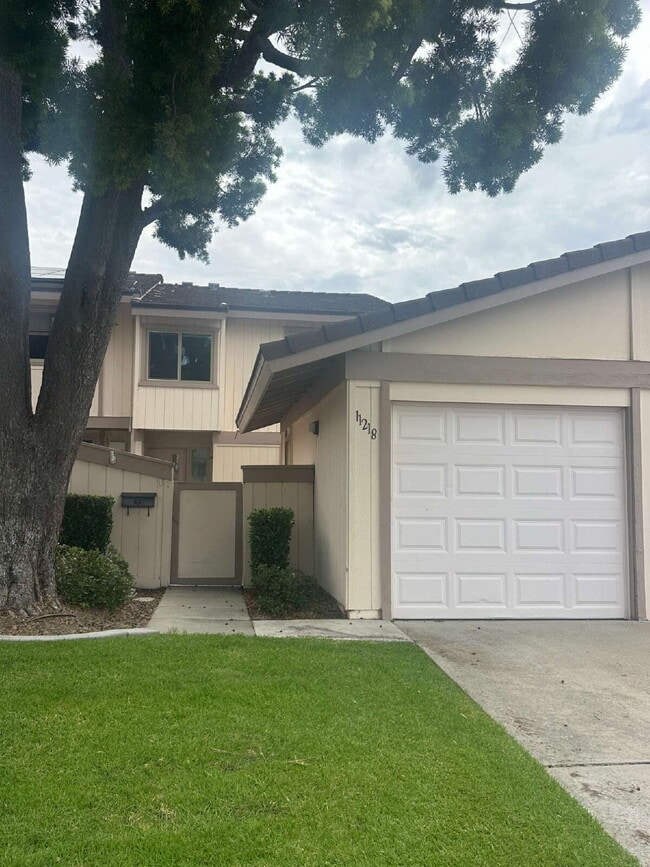 Building Photo - $3,990- 3 Bed / 2.5 Bath Renovated Townhome in Poway