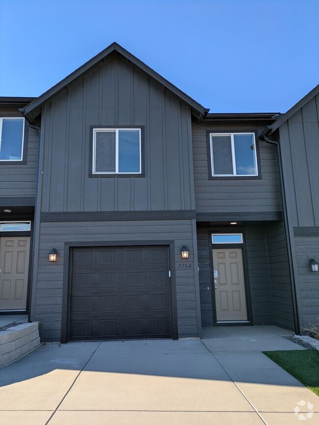 Building Photo - 3 bed 2.5 bath Townhome