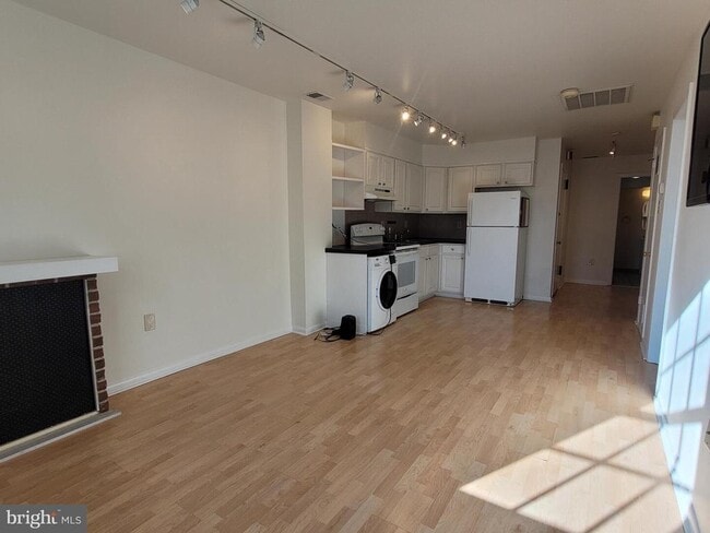 Photo - 2015 Chestnut St Unit 2F