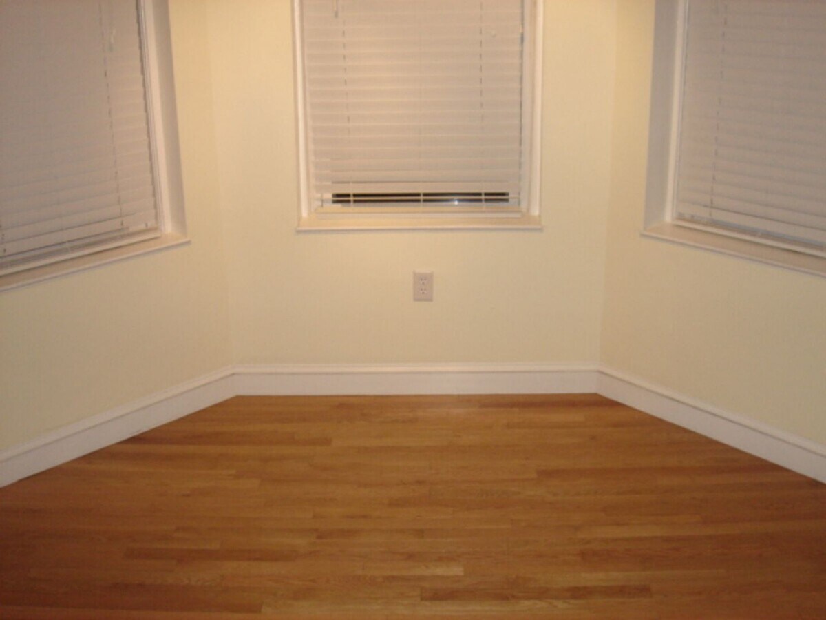 Photo - LONGWOOD MEDICAL or NUJuly 1 No Fee Heat Hw Inc Students Ok  Super nice place Under priced