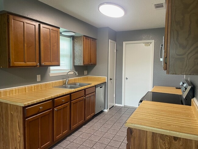 Photo - 210 Tara Plantation Dr