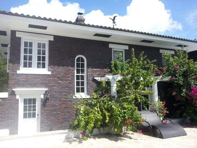 Building Photo - 201 14th Ave N Unit G