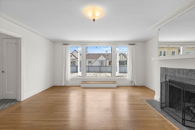 Photo - 2128 Bay St