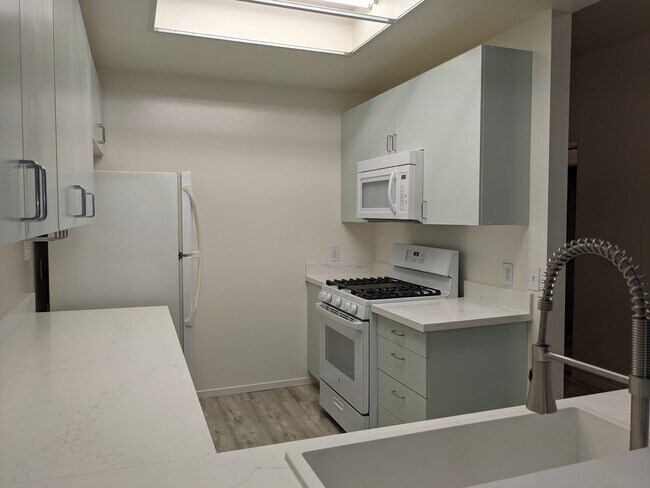 Gabinetes recién pintados. Refrigerador no incluido. - 2491 Purdue Ave Unidad 316