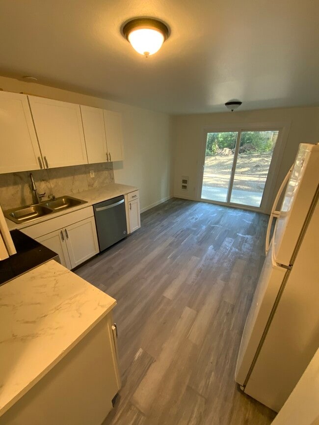 AVAILABLE NOW!!!!! West Olympia 2bdr 1.5bath Townhome w/ garage & parking